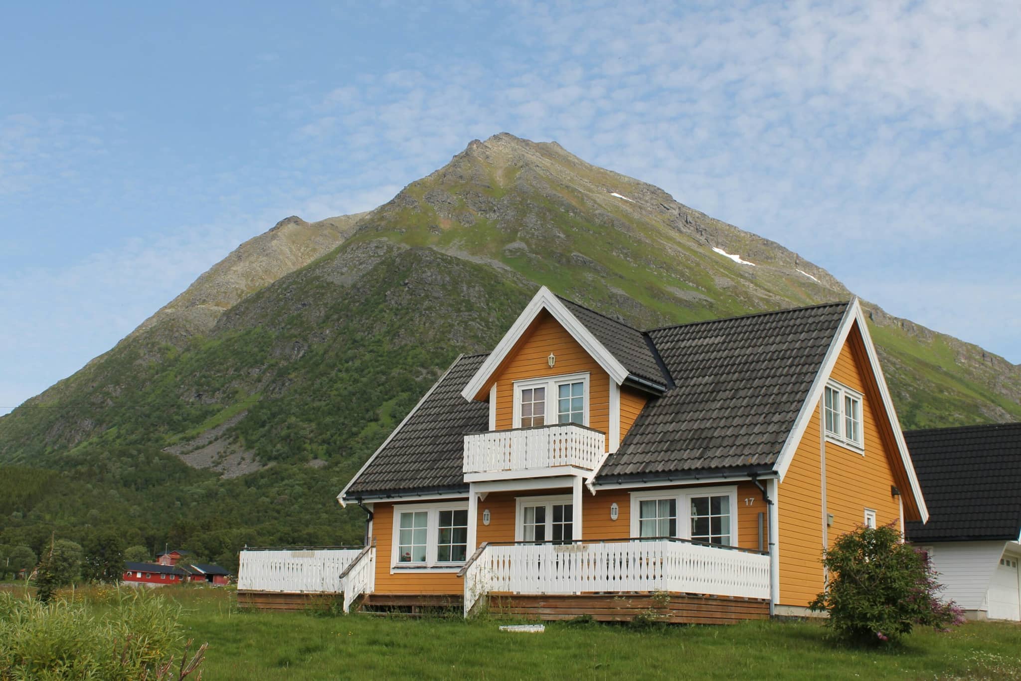 Gult hus foran et fjell