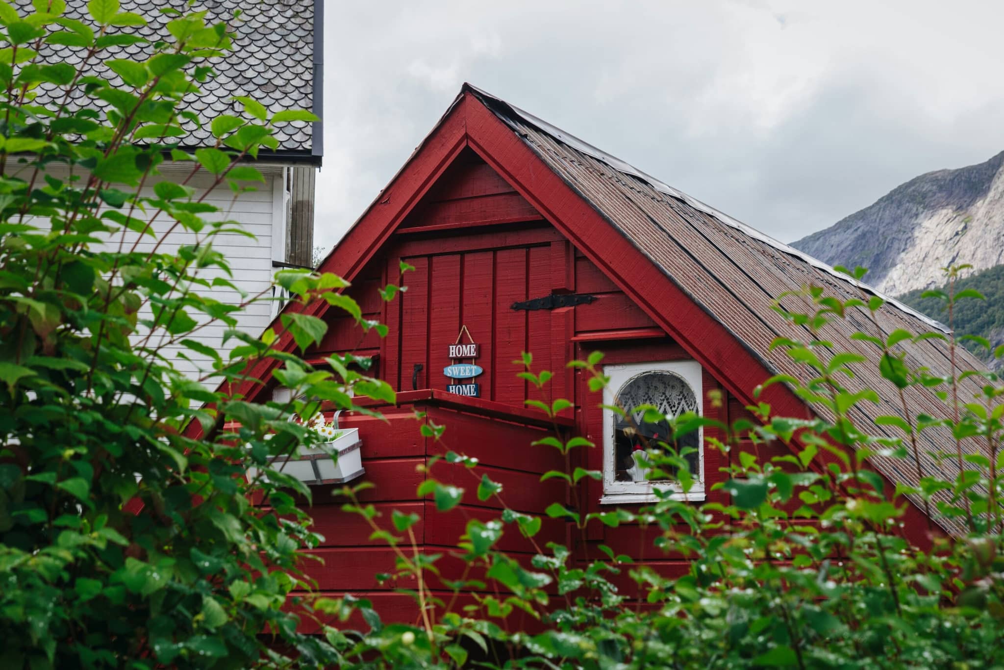 Rødt hus, grønne omgivelser